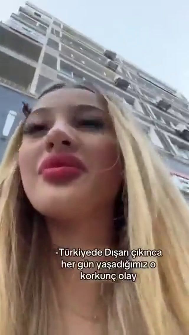 Istanbul Sokakta Genc Kadina Bira Teklifi