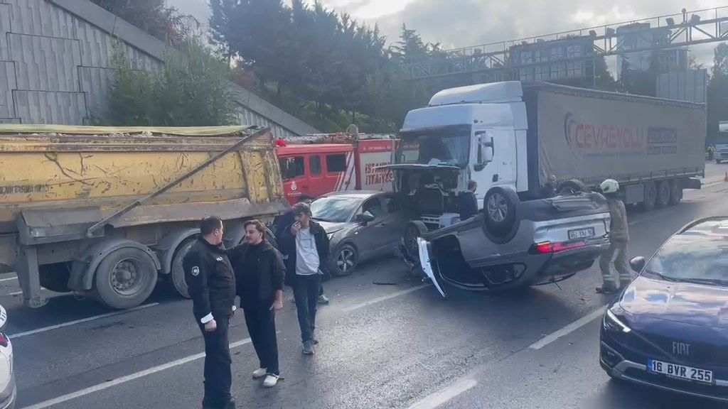 İstanbul’da 5 Araç Birbirine Girdi (4)