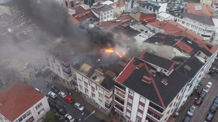İstanbul'da 5 Katlı Binada Yangın