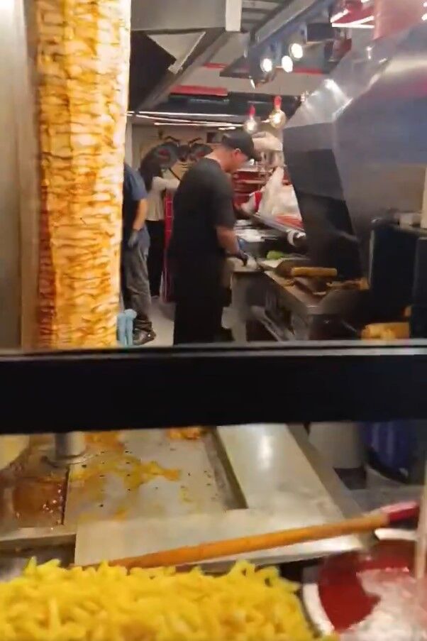 İstanbul’da döner işletmesinde dikkat çeken görüntüler! Müşteri tepki gösterdi, etler çöpe atıldı