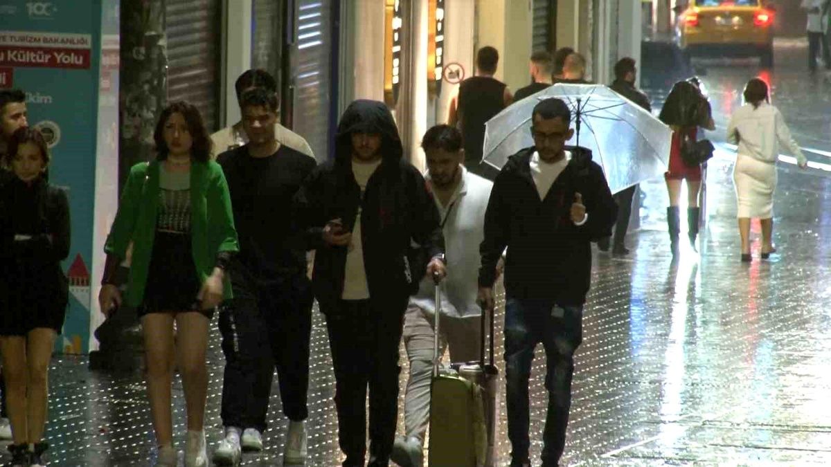 İstanbul’da Kuvvetli Sağanak Altında Şemsiyeyle Yürüyen Yayalar Ve Islak Cadde