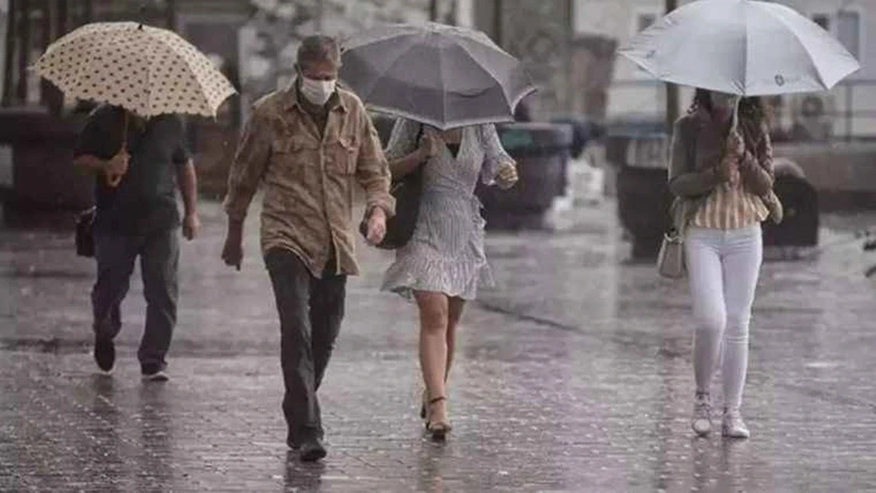 İstanbul’da Kuvvetli Sağanak Altında Şemsiyeyle Yürüyen Yayalar