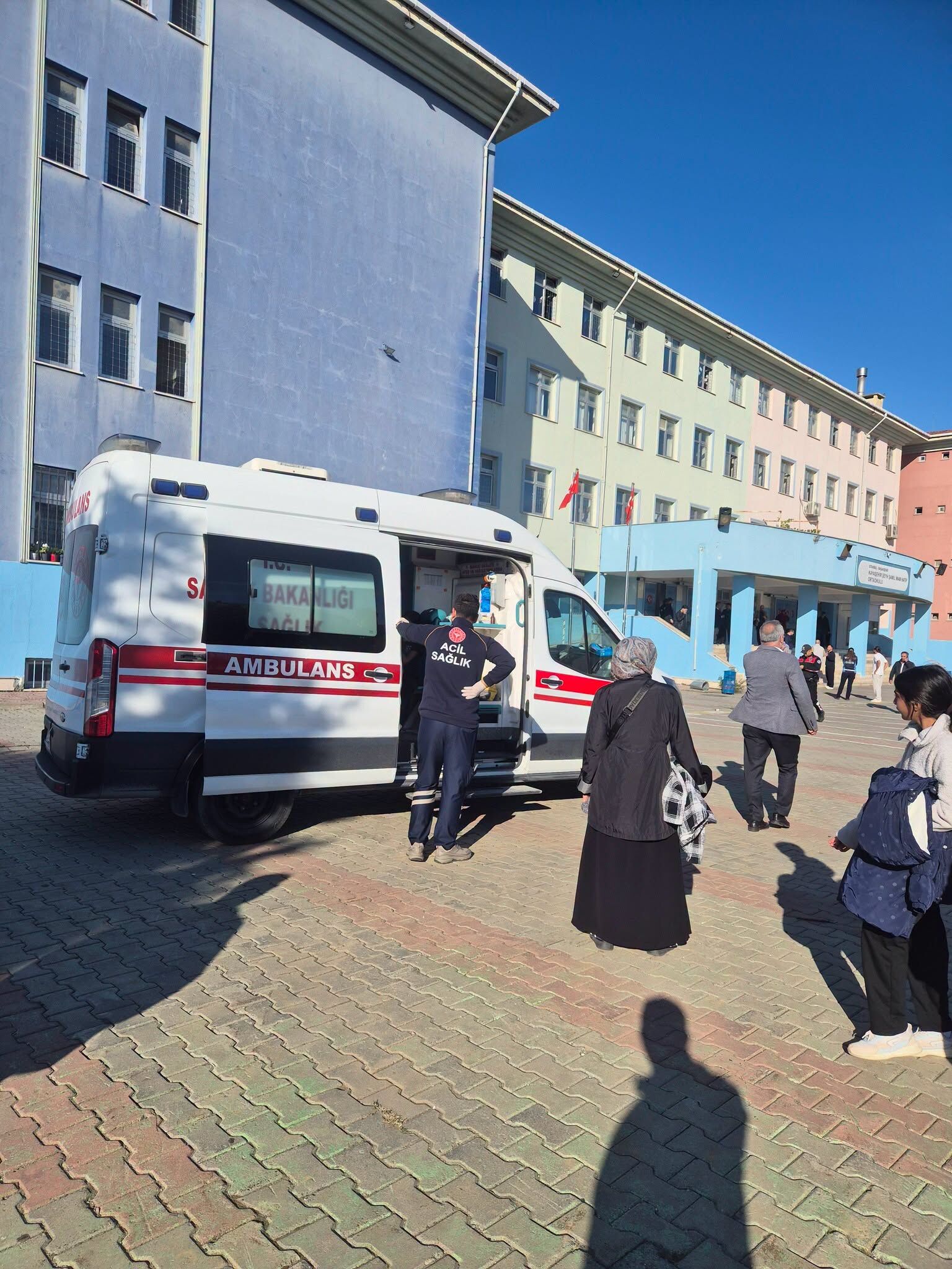 İstanbul'da Ortaokulda Bıçaklı Saldırı! Çok Sayıda Öğrenci Yaralandı-1