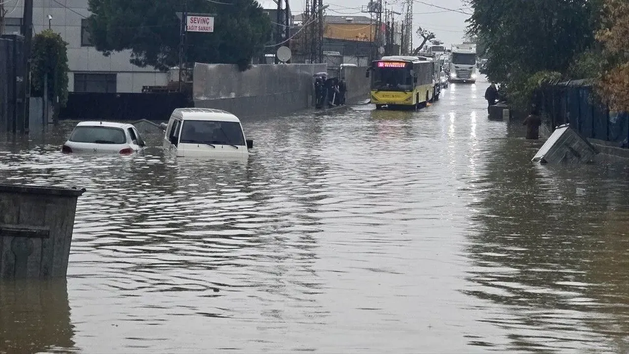 İstanbul’da Rekor Yağışın Bilançosu 2 Ölü, 3 Yaralı, Okullar Tatil