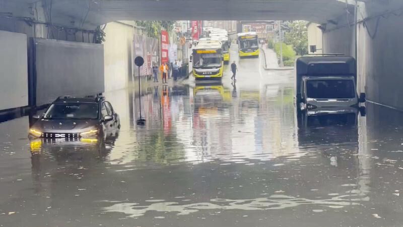 İstanbul’da Sağanak Yağış Hayatı Olumsuz Etkiledi! Evin Tavanı Çöktü1