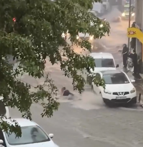 İstanbul’da Sel Sularına Kapılan Kadını Vatandaşlar Kurtardı!
