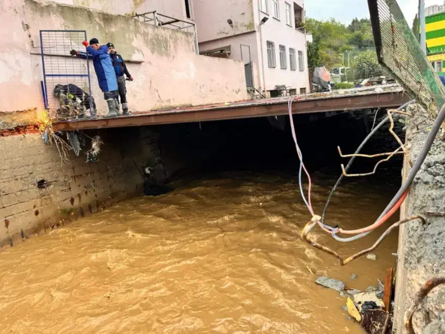 İstanbul'da Selin Ardından Ayazağa'da Yıkım 3 Kişi Hâlâ Kayıp (2)