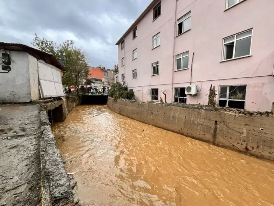 İstanbul'da Selin Ardından Ayazağa'da Yıkım 3 Kişi Hâlâ Kayıp (4)