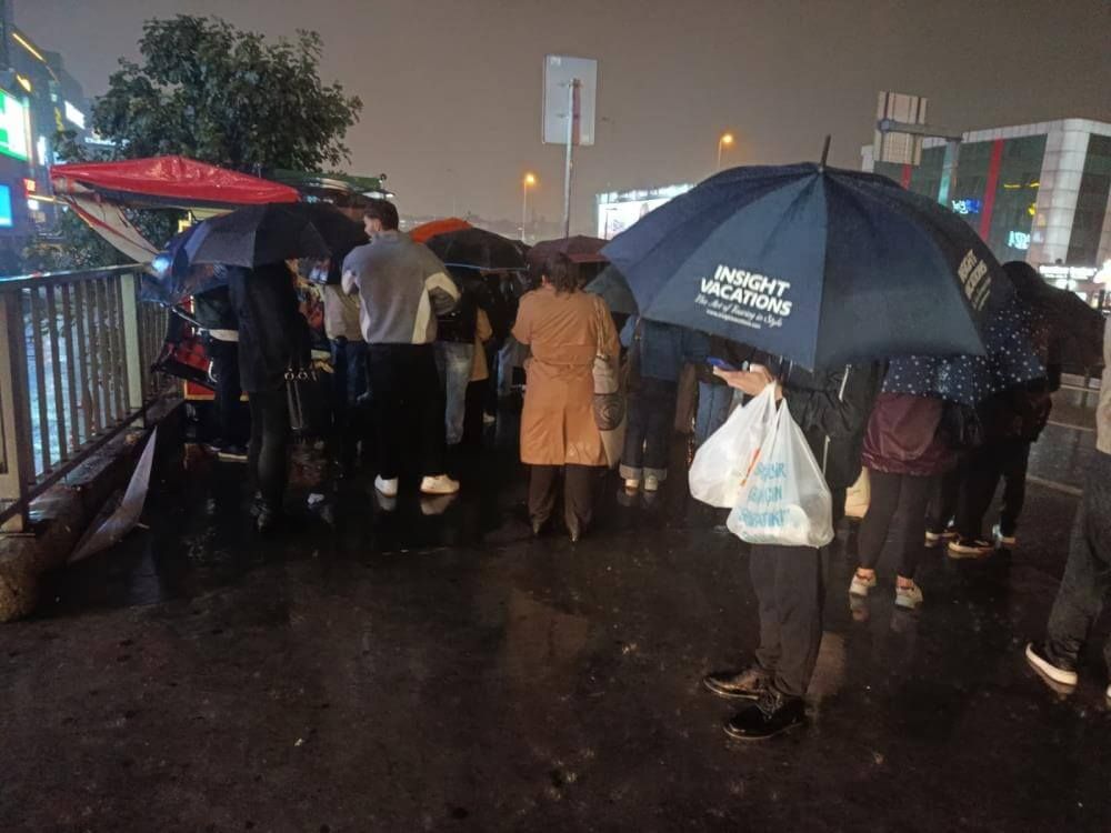 İstanbul'da Yağış Sonrası Toplu Taşıma Duraklarında Uzun Kuyruklar Oluştu