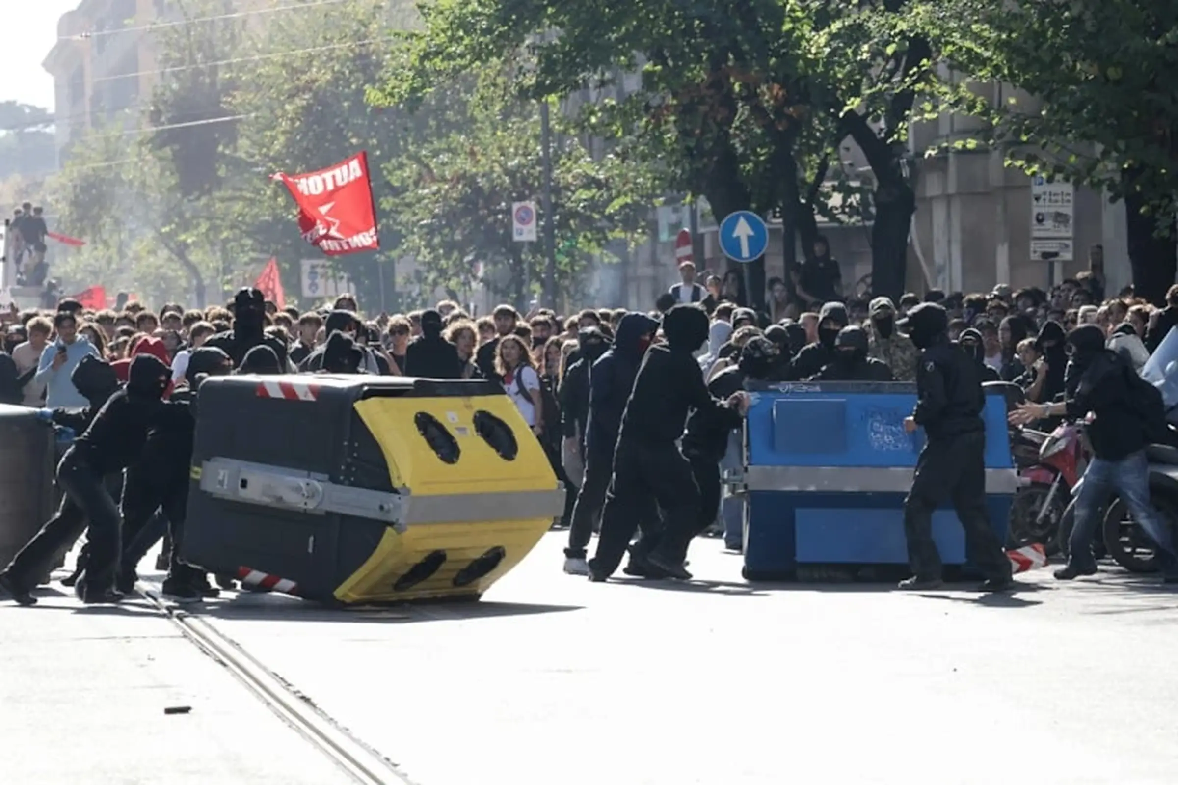 İtalya Protestoları Milano'da Polisle Çatışmaya Ve Hasara Yol Açtı (1)