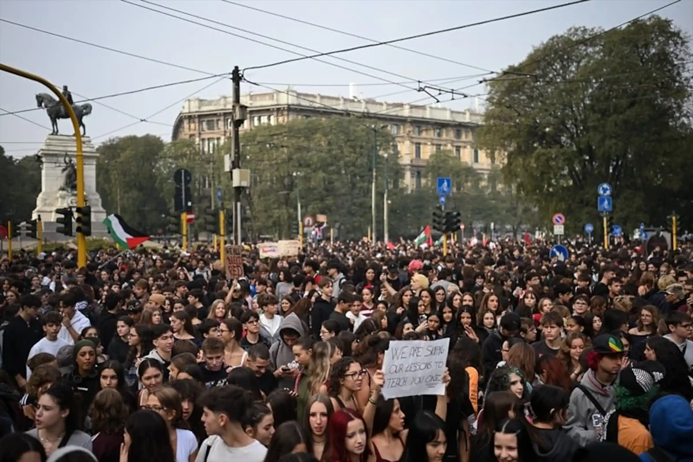 İtalya Protestoları Milano'da Polisle Çatışmaya Ve Hasara Yol Açtı (2)