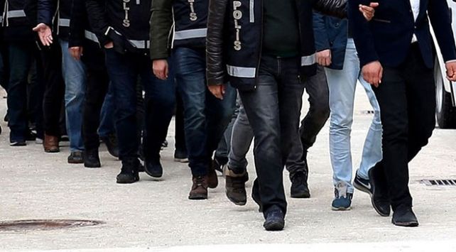 İzmir'de Fetö'ye Iki Ayrı Operasyon 16 Şüpheli Gözaltına Alındı