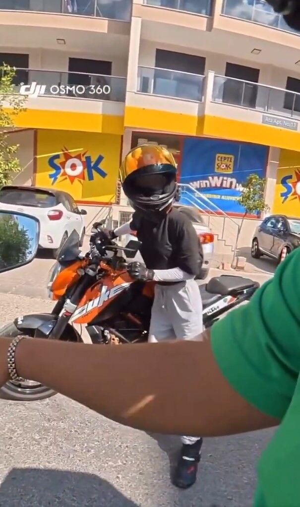 Motosikletli kadının tehlikeli çıkışı kamerada! Tırın altında kalmaktan son anda kurtuldu