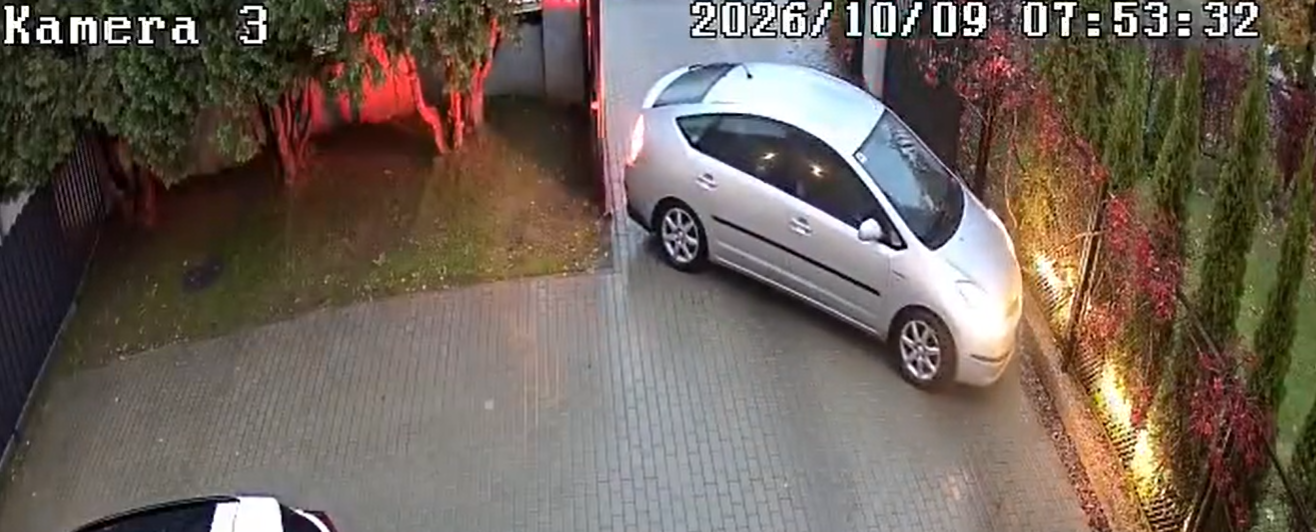 Kadın sürücünün bahçe kapısının önünde yaptığı manevra sosyal medyada viral oldu!