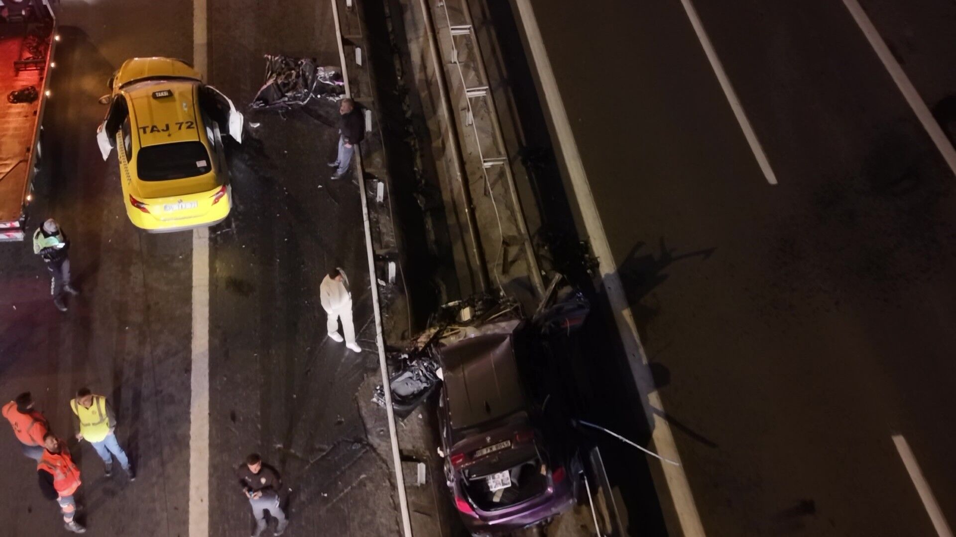 Kağıthane’de Otomobil Bariyerlere Sıkıştı 1 Ölü 2 Yaralı (1)