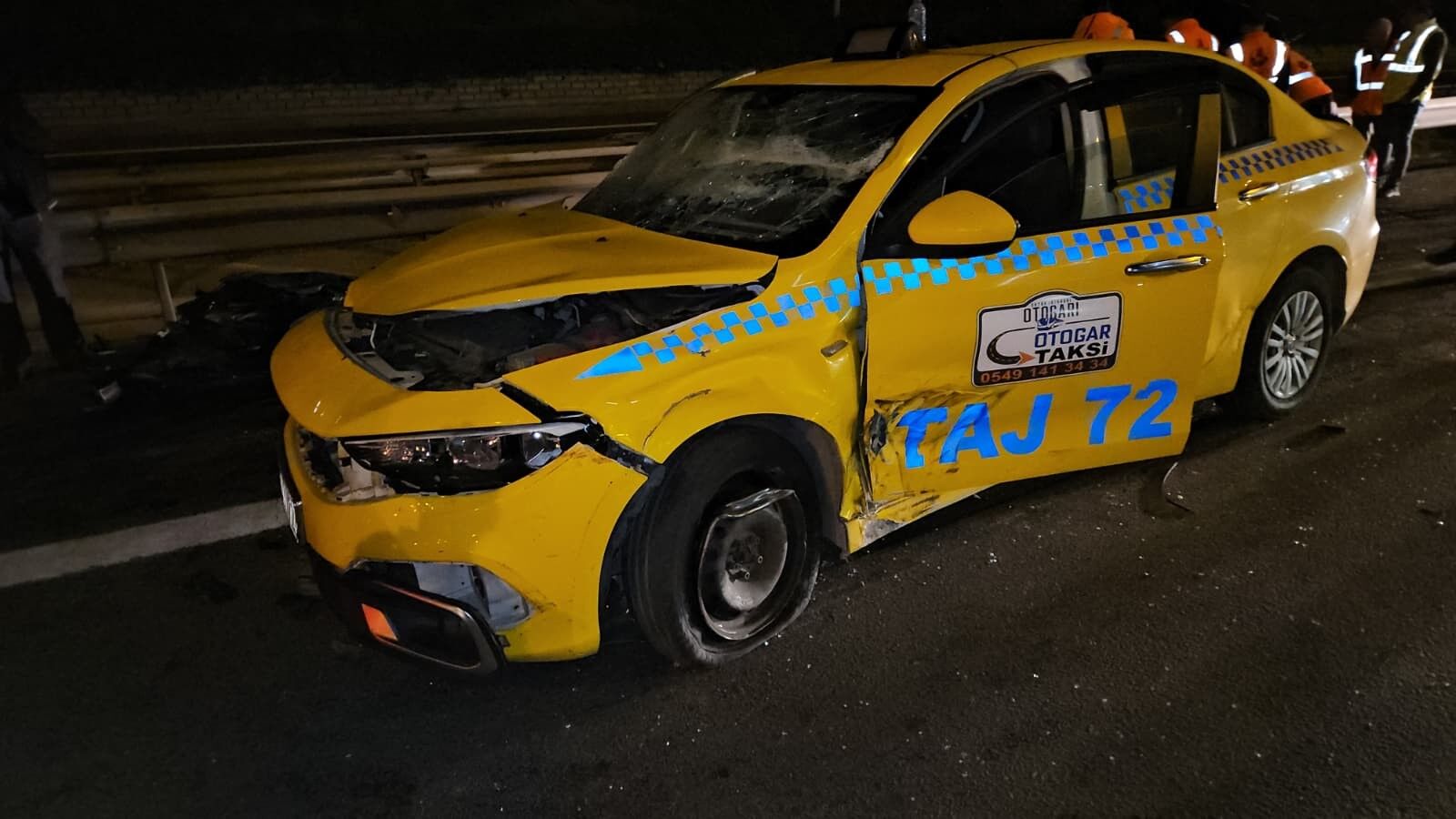 Kağıthane’de Otomobil Bariyerlere Sıkıştı 1 Ölü 2 Yaralı (2)