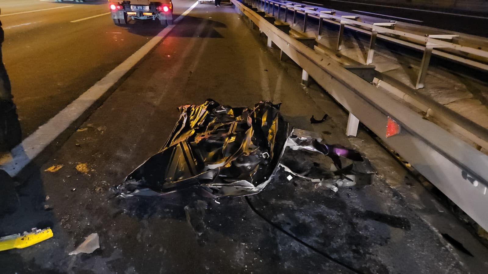 Kağıthane’de Otomobil Bariyerlere Sıkıştı 1 Ölü 2 Yaralı (3)