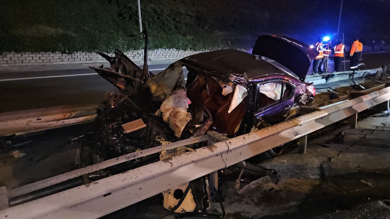 Kağıthane’de Otomobil Bariyerlere Sıkıştı 1 Ölü 2 Yaralı (5)