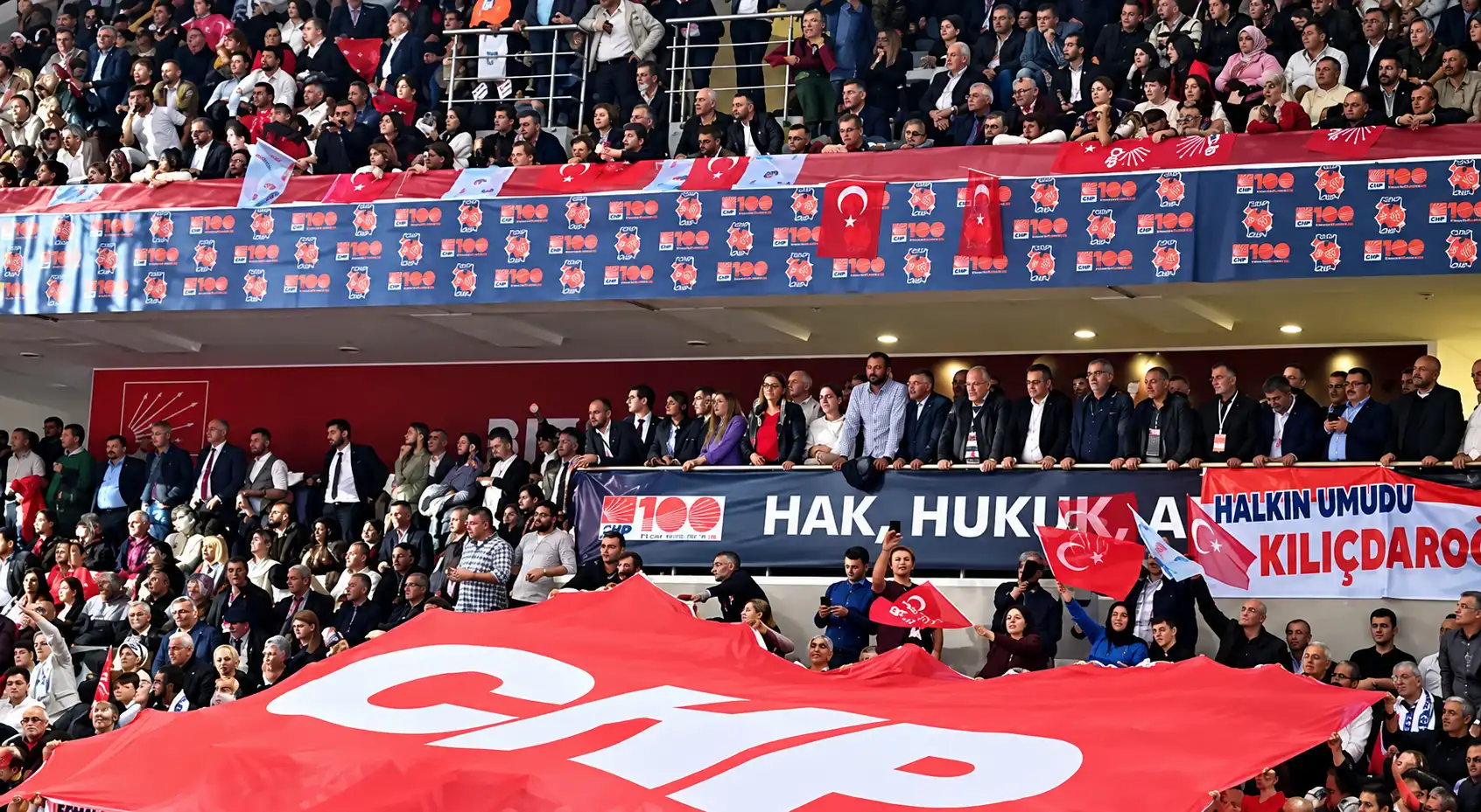 Kalabalık Chp Mitingi Ve Dev Bayrak
