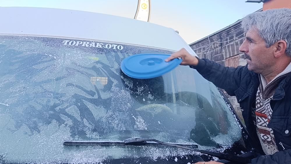 Kars’ta Dondurucu Soğuk Etkili Oldu! Araçlar Buz Tuttu.