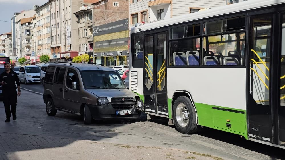 Kayseri’de akrabasını bıçakladı: Kaçarken halk otobüsüne çarptı