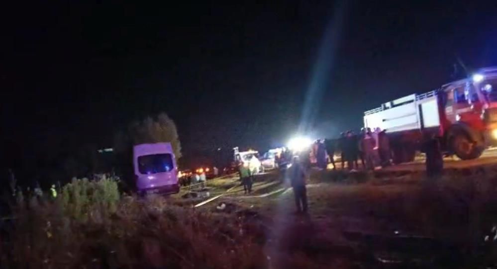 Kayseri’de can pazarı: İki işçi servisi ile iş makinası çarpıştı