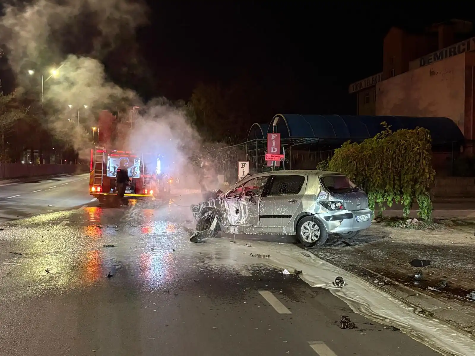 Kayseri’de Kontrolden Çıkan Otomobil 3 Araca Çarptı (2)