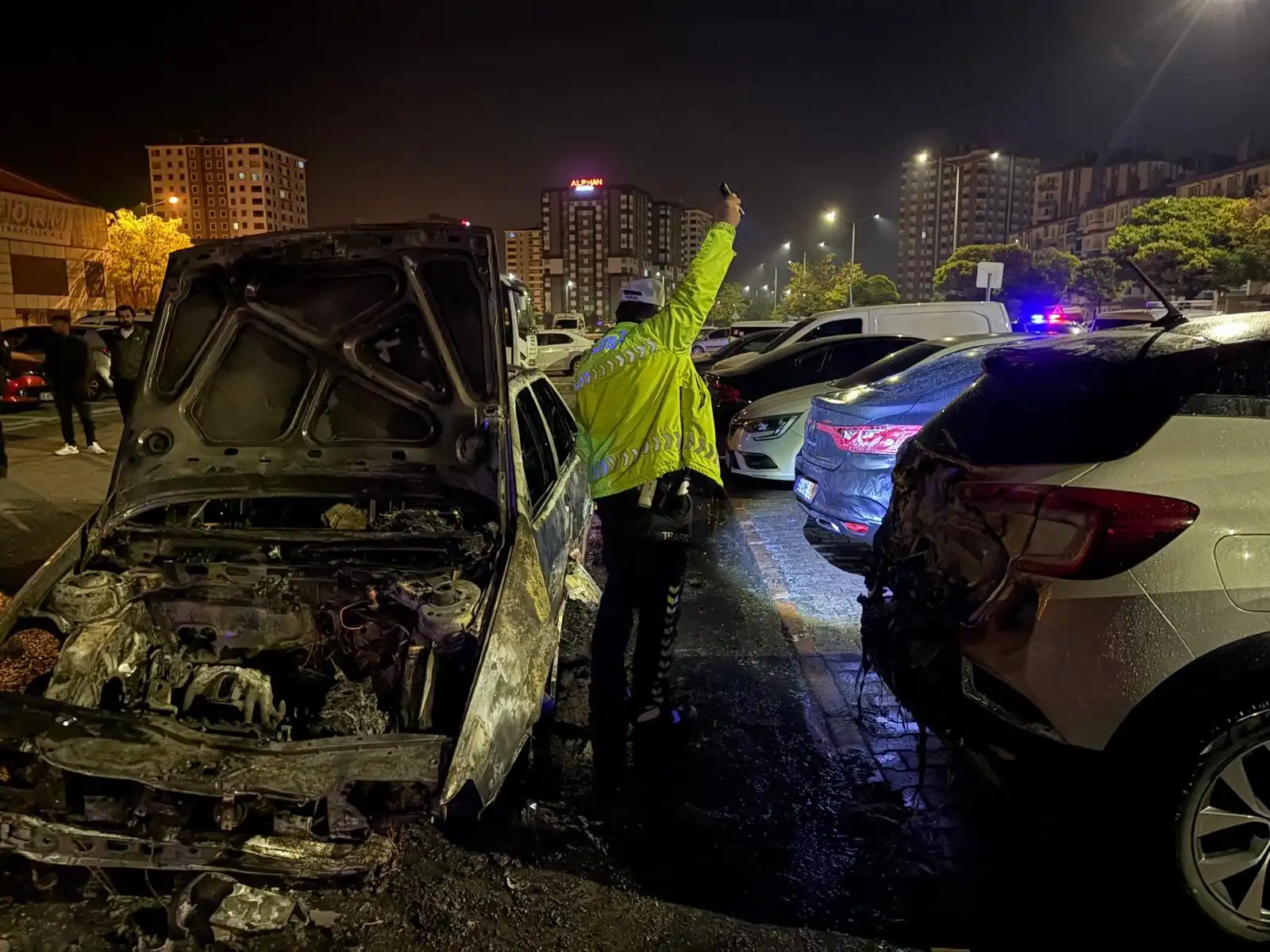 Kayseri’de Otomobil Alev Aldı! 3 Araç Daha Zarar Gördü (1)
