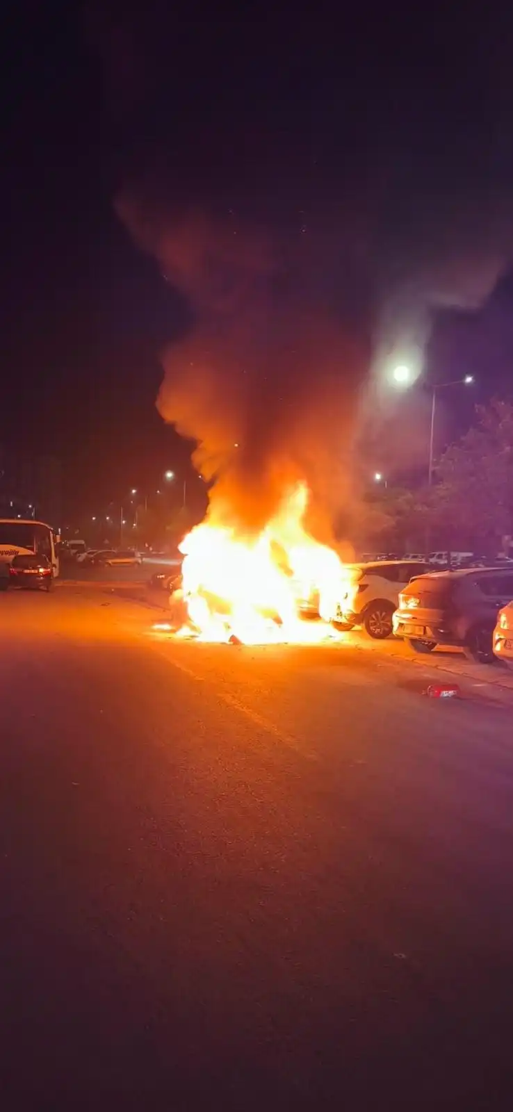Kayseri’de Otomobil Alev Aldı! 3 Araç Daha Zarar Gördü (3)