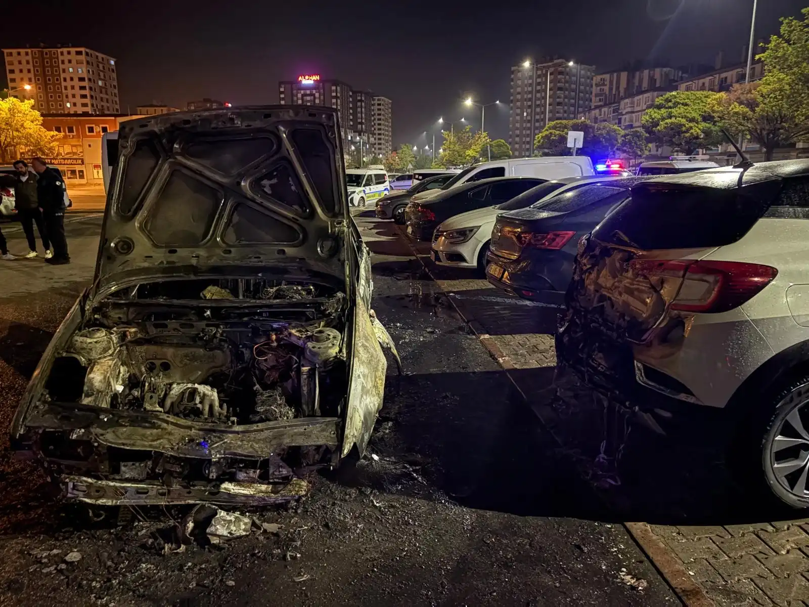 Kayseri’de Otomobil Alev Aldı! 3 Araç Daha Zarar Gördü (4)