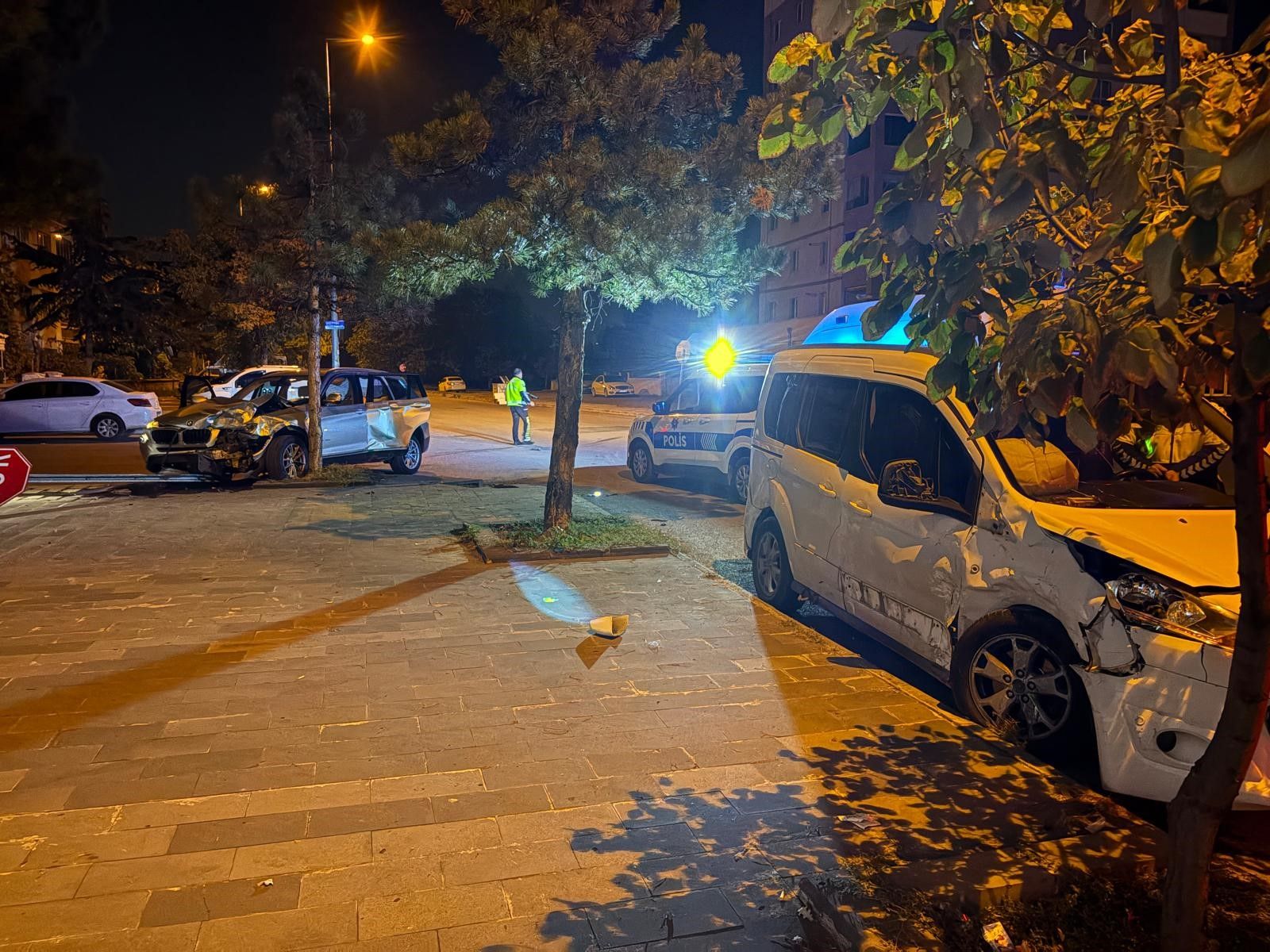 Kayseri’de Suv Ile Hafif Ticari Araç Çarpıştı (1)