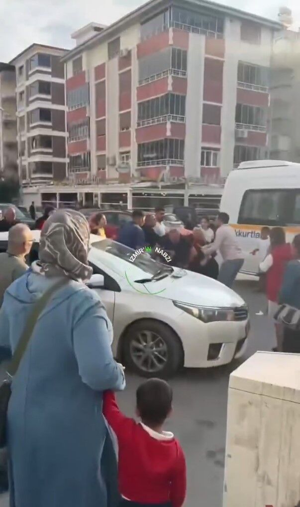 Kaza sonrası kadınlar saç baş kavga etti!