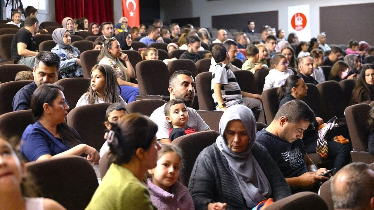 Keçiören’de minik tiyatroseverlere “Cesur Balık” sürprizi