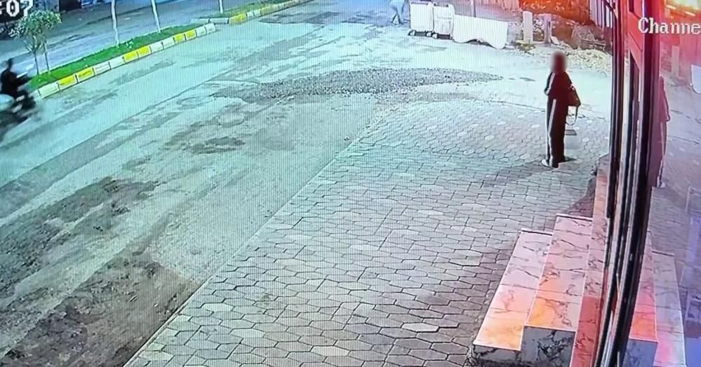 Kedi̇ye Taş Atti