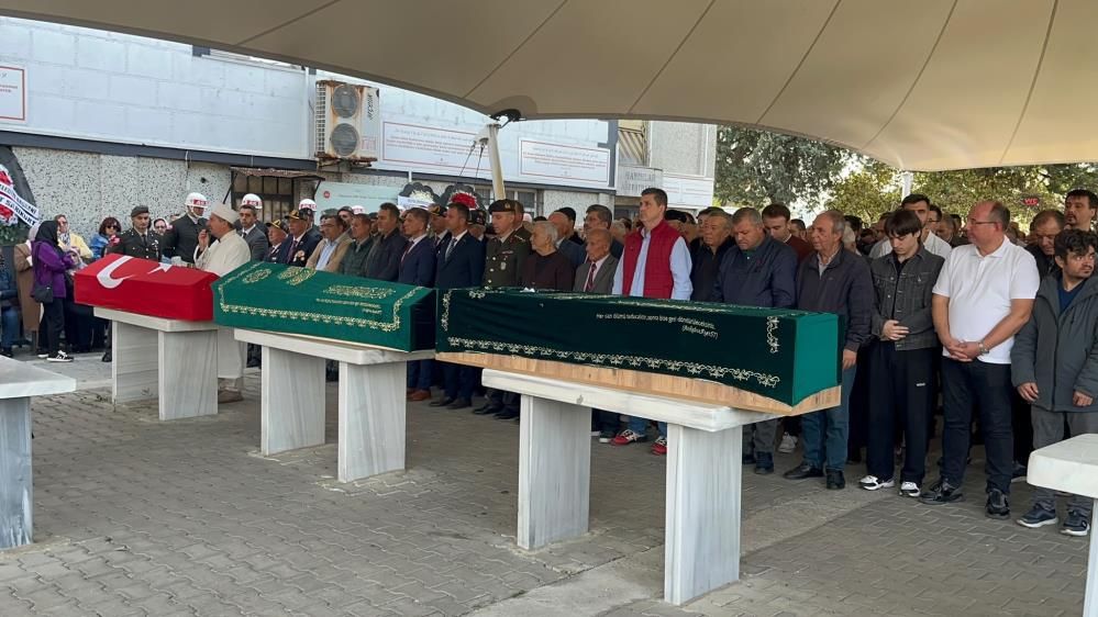 Kıbrıs Gazisi Ile Kıbrıs Gemi Faciası Kurbanı Aynı Anda Defnedildi