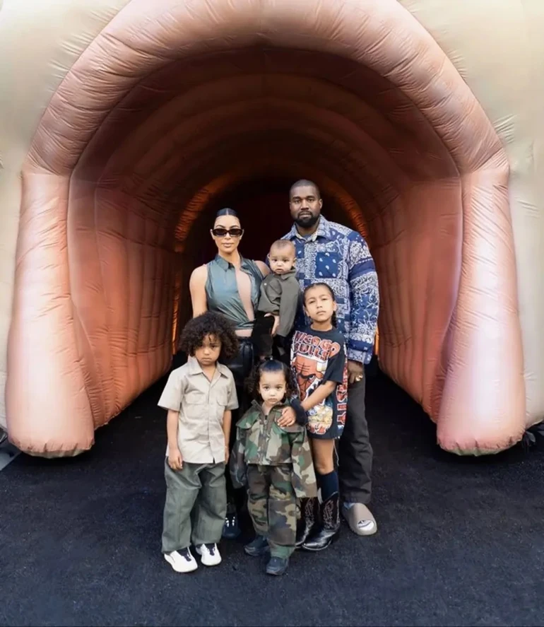 Kim Kardashian’ın Dadı Sayısı Ortaya Çıktı 4 Çocuğu Için 5 Kişi Çalışıyorr