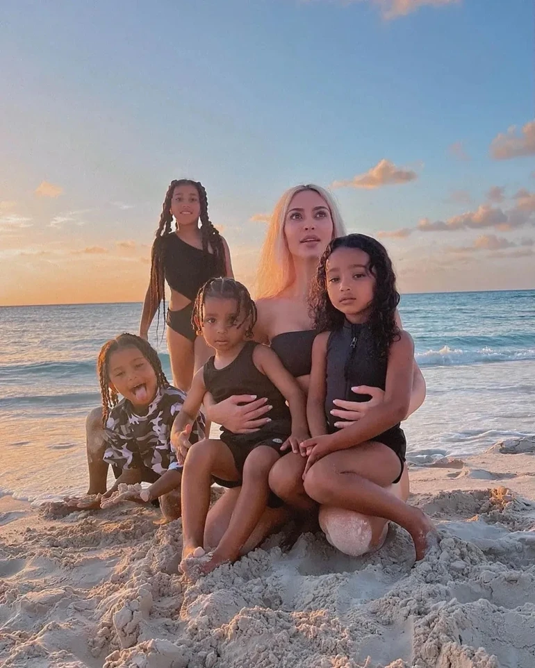 Kim Kardashian’ın Dadı Sayısı Ortaya Çıktı 4 Çocuğu Için 5 Kişi Çalışıyorrr