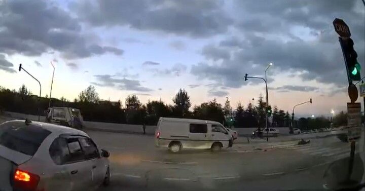 Kırmızı Işıkta Geçen Kamyonet Motora Çarptı