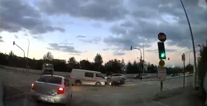 Kırmızı Işıkta Geçen Kamyonet Motosiklete Çarptı