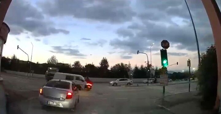 Kırmızı Işıkta Geçen Kamyonet Motosikletliye Çarptı