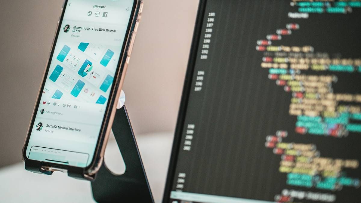 Kod Ekraninin Yaninda Standa Takili Akilli Telefon