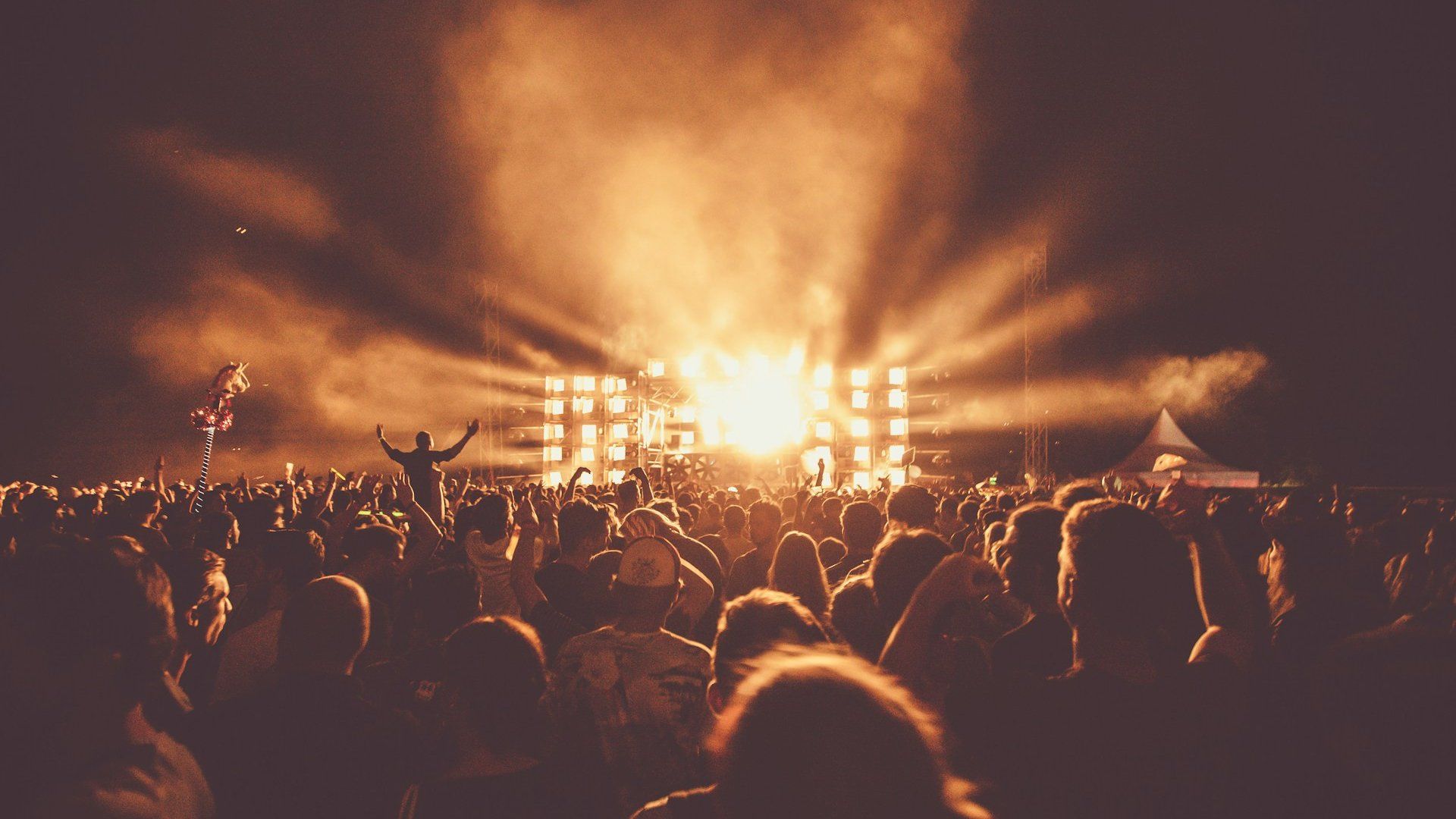 Konserde Sahneye El Kaldiran Kalabalik