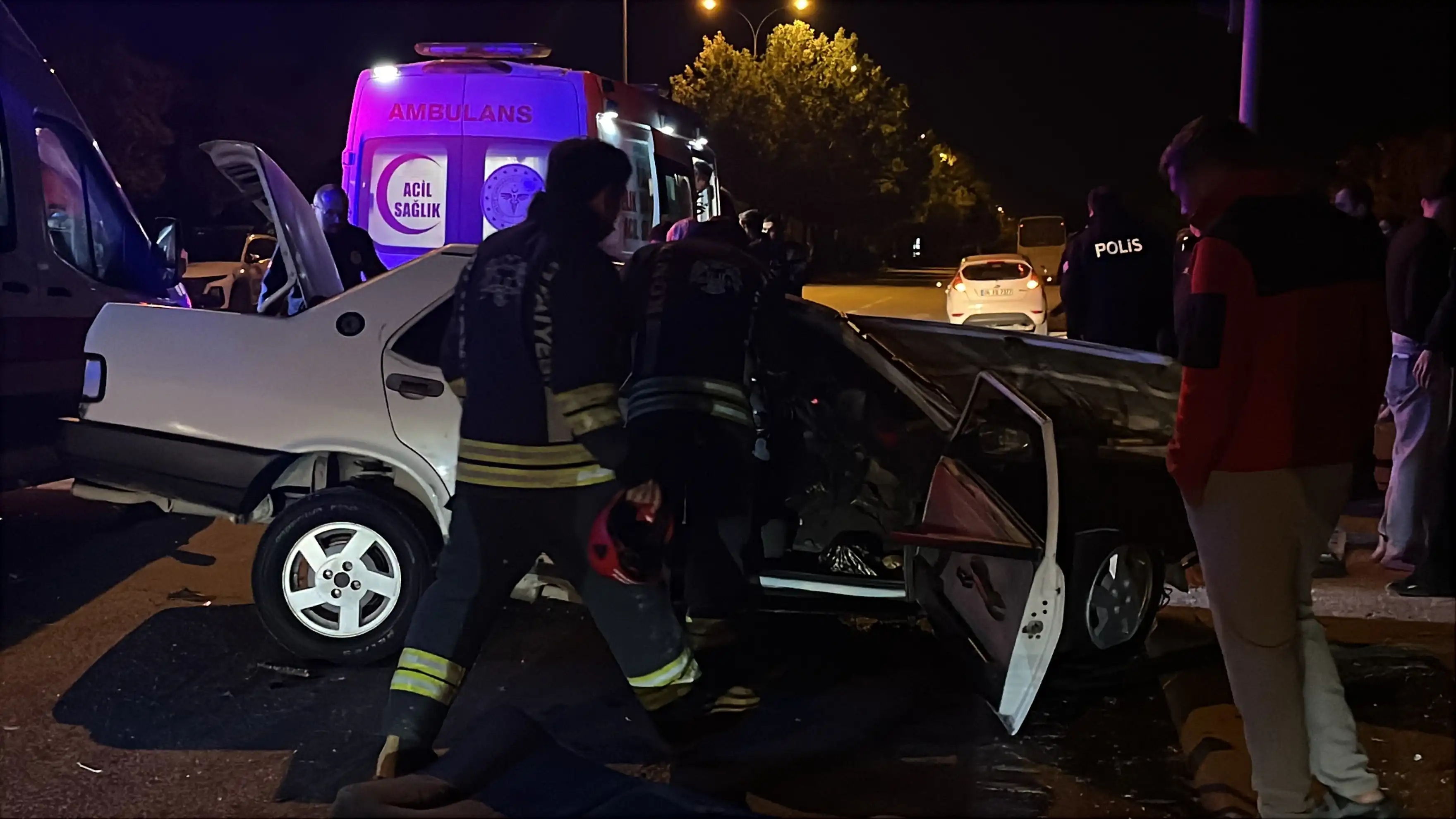 Konya’da Iki Otomobil Çarpıştı 5 Kişi Yaralandı (1)