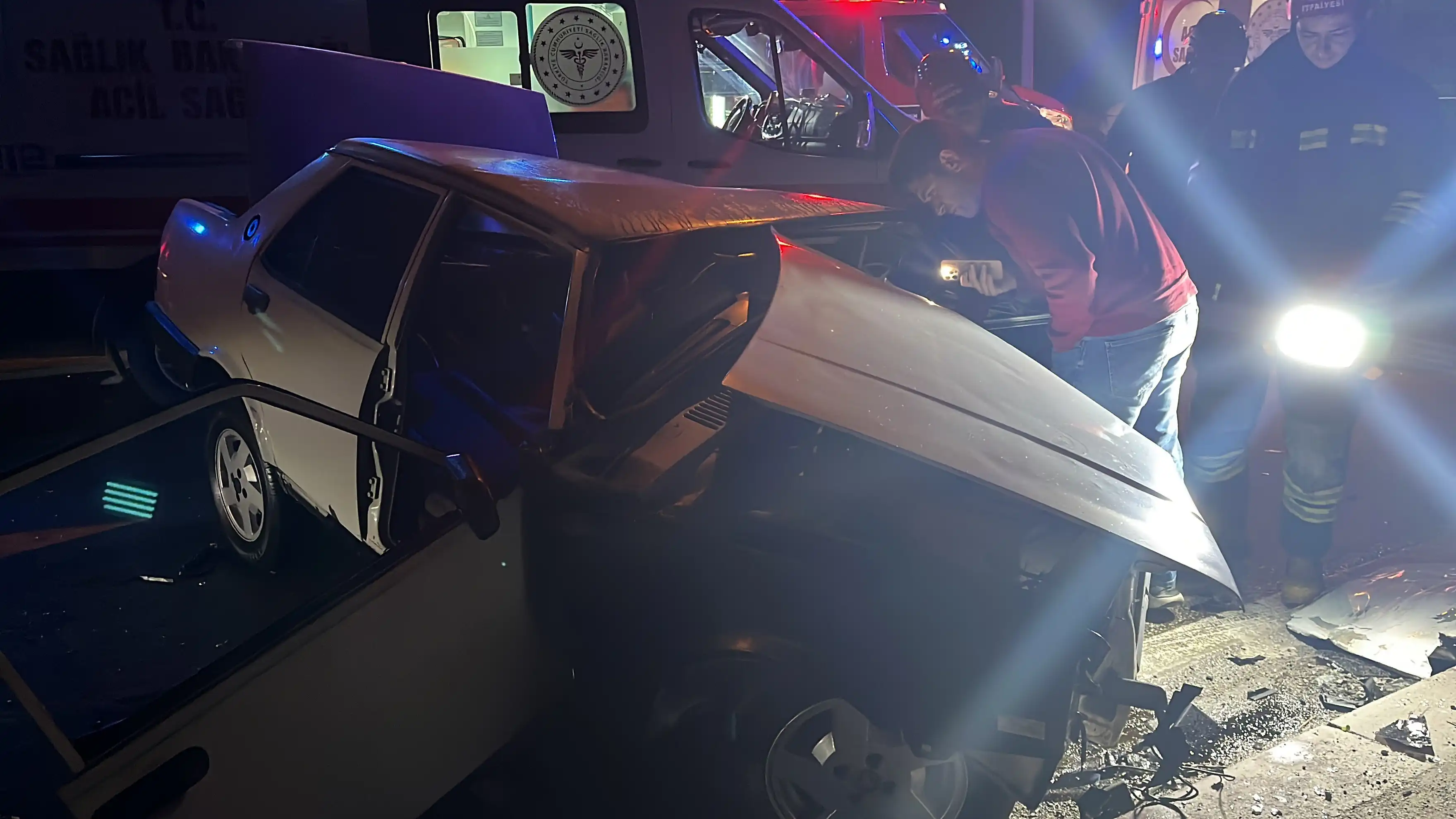 Konya’da Iki Otomobil Çarpıştı 5 Kişi Yaralandı (2)