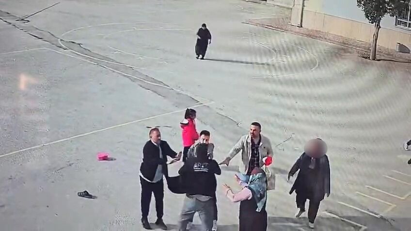 Konya'da okulda dehşet anları! Müdüre saldıran veliyi öğretmenler durdurdu