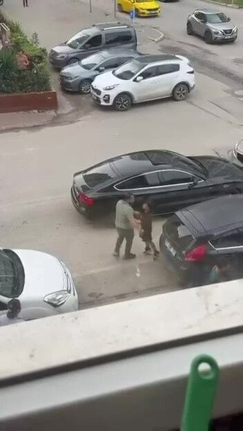 Küçük Çocuk, Annesini Döven Adama Müdahale Etti