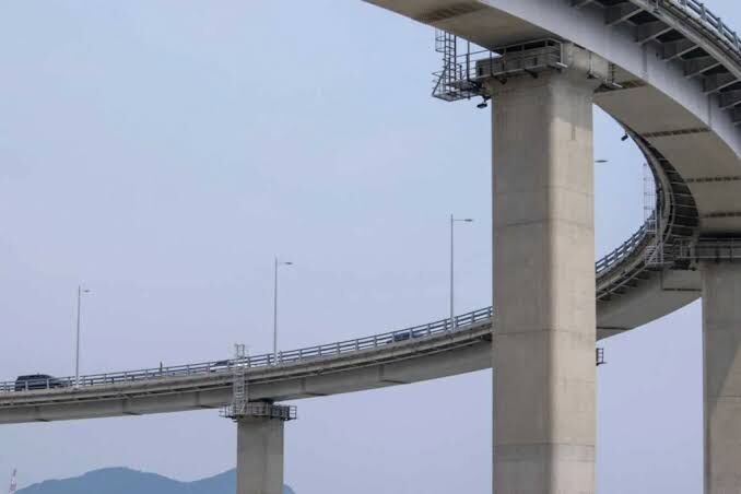 D-100 Karayolu’ndaki Küçükçekmece Viyadüğü’nde akan gece trafiği