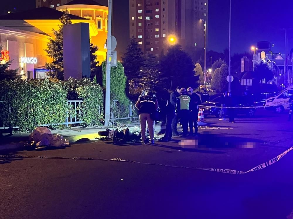 Küçükçekmece’de Motosiklet Otomobille Çarpıştı