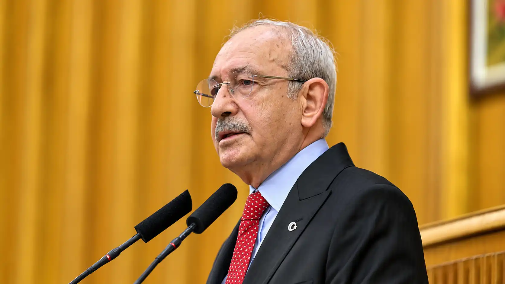 Kürsüde Yaşlı Devlet Adamı Konuşması