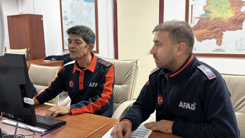 Kurtarma Operasyonunda Ninni Söyleyerek Bebeği Uyutan Afad Personeli